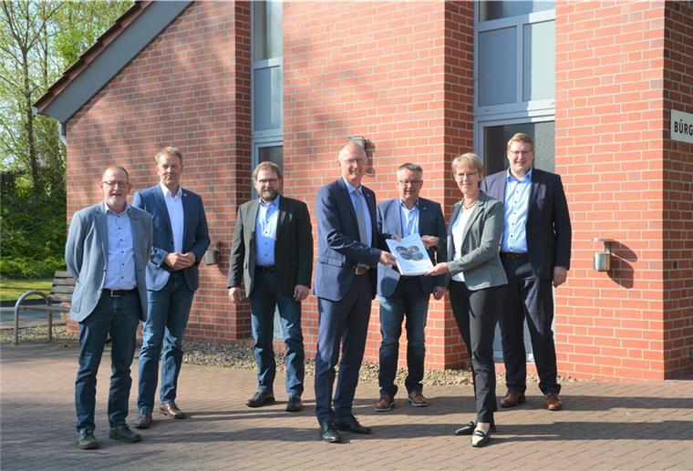 Der Leiter der Lokalen Aktionsgruppe der Region Wesermünde Süd (LAG) und Loxstedter Bürgermeister Detlef Wellbrock (4. von links) übergab die Bewerbungsunterlagen an Monika Scherf, Landesbeauftragte und Chefin des Amts für regionale Landesentwicklung Lüneburg. Gemeinsam mit seinen Bürgermeisterkollegen Guido Dieckmann (2. von links), Andreas Wittenberg (3. von rechts) und Henrik Wärner (rechts) sowie Geschäftsstellenleiter Michael Dähn (links) und Lienhard Varoga (Geschäftsstelle Bremerhaven des Amts für regionale Landesentwicklung) hofft er auf einen erneuten Erfolg.