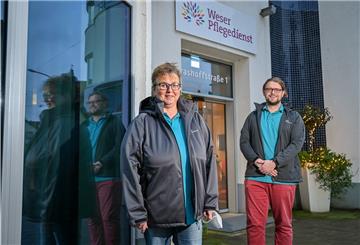 Der Leiter der Weser Tagespflegen, Johannes Flessner, und Pflegefachkraft Ilka Weis von der Weser Tagespflege, wurden im Bremerhavener Impfzentrum als Erste geimpft - von Nebenwirkungen wurden sie nicht geplagt.