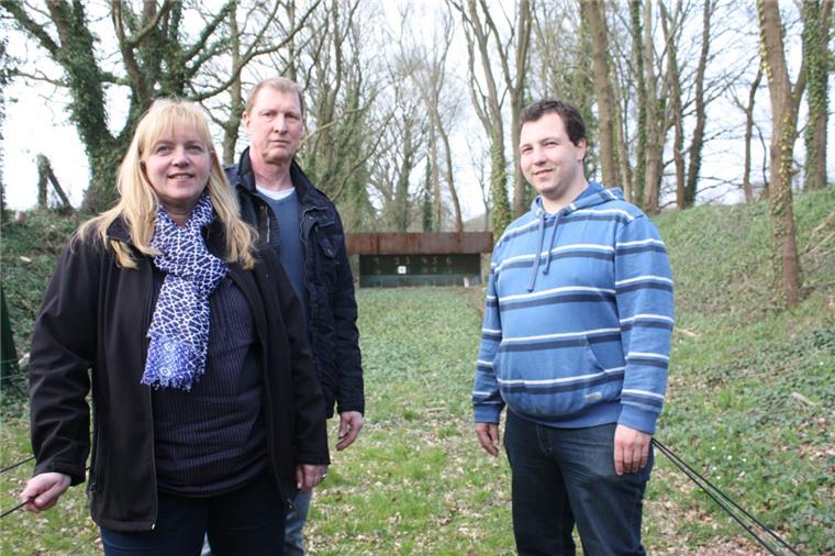 Kleine Schützenvereine unter Druck: Wittstedt sucht neue Wege in die Zukunft Der letzte Schuss ist längst verhallt: Der altehrwürdige Freiluft-Kleinkaliberstand der Wittstedter Schützen bleibt geschlossen. Birgit Witt, Conny von Thun und Daniel Lüllmann (von links) arbeiten bereits an einer Zukunft mit anderen Alternativen.