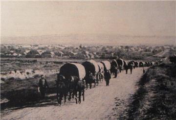 Der letzte Treck verlässt das Dorf. 409 Familien lebten in Alt-Elft. Unter ihnen die Familien Drefs und Sept. Sie verlassen 1940 Bessarabien in Richtung Warthegau.