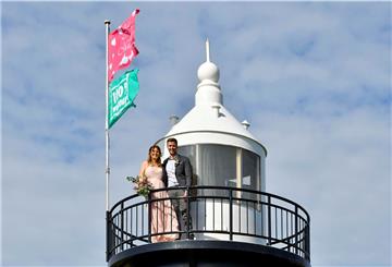 Der Leuchtturm „Kleiner Preuße“ an der Wremer Kutterhafeneinfahrt ist nicht nur ein begehrtes Fotomotiv. Auch bei Brautpaaren ist das Seezeichen sehr beliebt.