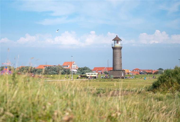 Urlauber atmen auf! Diese Nordseeinsel ist ab Montag wieder per Flugzeug erreichbar Der Leuchtturm Memmertfeuer auf der Nordseeinsel Juist.