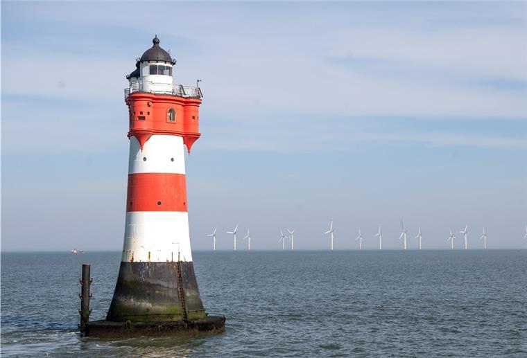Leuchtturm Roter Sand: Förderverein gegen neuen Sockel Der Leuchtturm Roter Sand gilt als erstes Offshore-Bauwerk der Welt und muss saniert werden.
