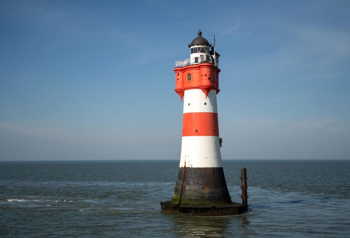 Der Leuchtturm Roter Sand im Wattenmeer.