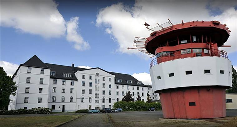 Bremerhaven: Leuchtturmkopf vom Havenhostel soll Aussichtsturm werden Der Leuchturmkopf steht vor dem Havenhostel. Er soll nun wieder in die Höhe wachsen.