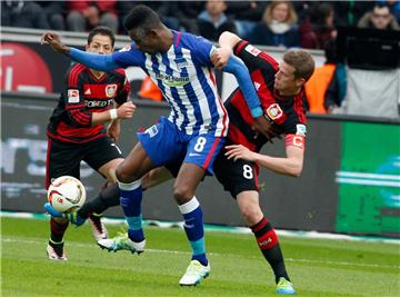 Der Leverkusener Lars Bender (rechts) und Salomon Kalou von Hertha BSC kämpfen um den Ball. Foto: Weihrauch/dpa