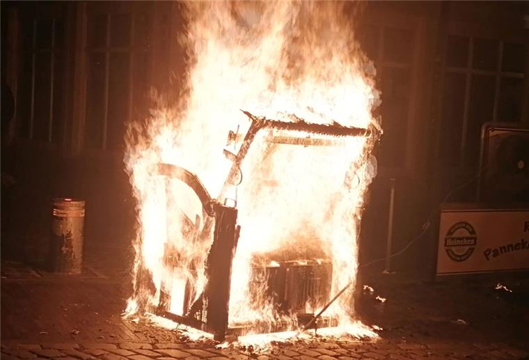 Stade: Strandkorb steht in Flammen Der lichterloh brennende Strandkorb in der Stader Innenstadt ist nicht mehr zu retten.