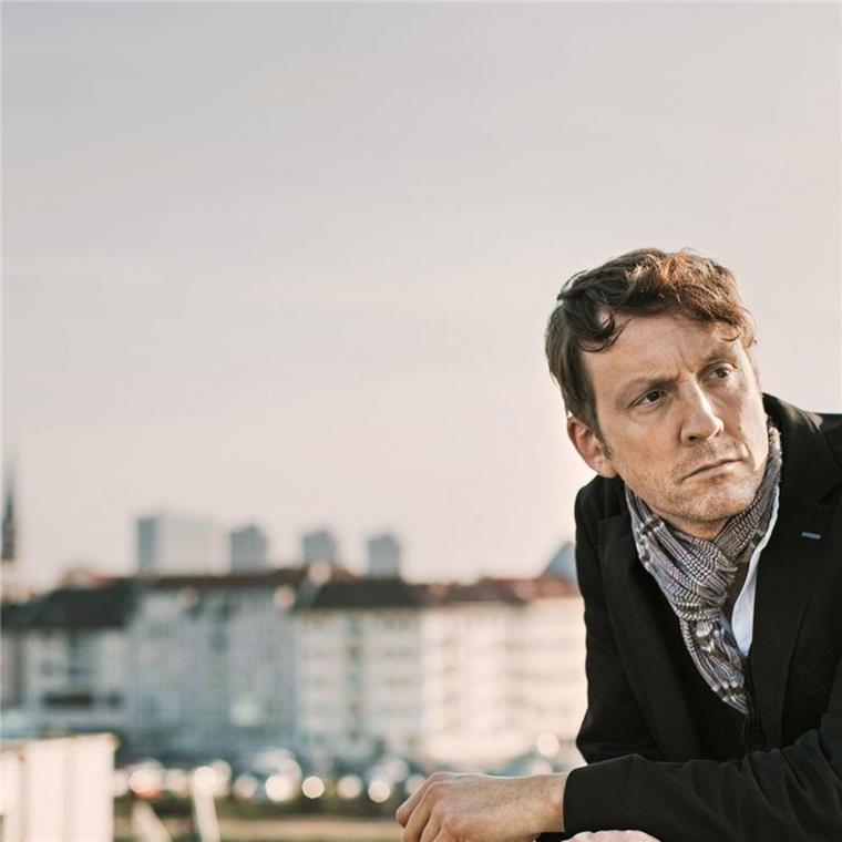 Der Liedermacher Ulrich Zehfuß gibt am Sonntag, 15. März, ein Konzert im Theaterhaus des VfL Sittensen.