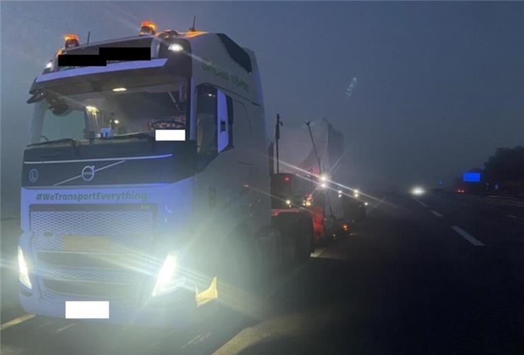 Der liegengebliebene Schwertransport behindert am Montagvormittag die Auffahrt auf die A27.