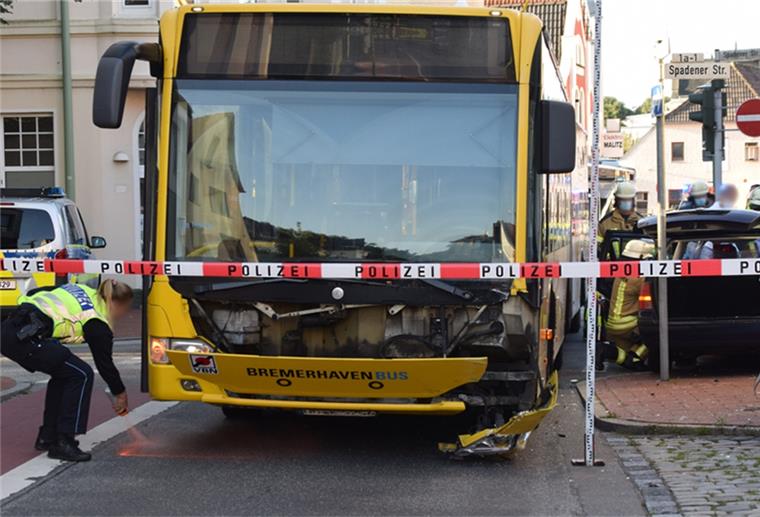 Lehe: Auto wird gegen Hauswand geschleudert Demolierter Linienbus nach Unfall hinter Absperrband.
