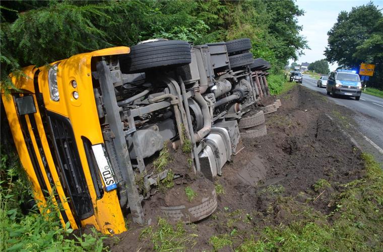 Stundenlange Vollsperrung nach Unfall auf B73 bei Stade: Lkw kippt in Graben Der Lkw blieb bei dem Unfall auf der rechten Seite liegen.