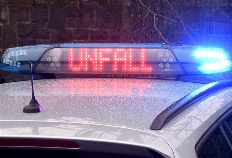 Bremen: Lkw überrollt 79-jährigen Fahrradfahrer Die Leuchtschrift "Unfall" auf dem Dach eines Polizeiwagens.