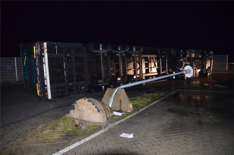 Wulsdorf: Sattelzug mit schweren Papierrollen kippt um Der Lkw-Fahrer hatte den Betonpoller übersehen.