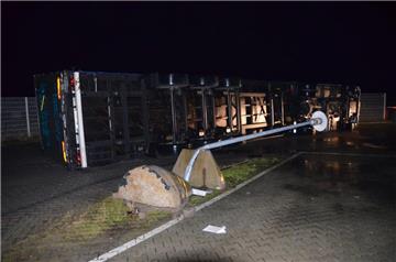 Der Lkw-Fahrer hatte den Betonpoller übersehen.
