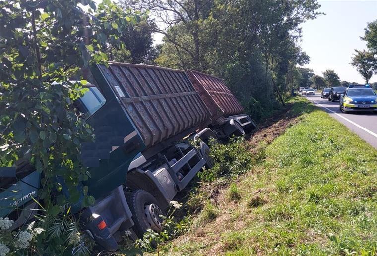 Der Lkw kam aus bisher ungeklärten Gründen von der Fahrbahn ab.