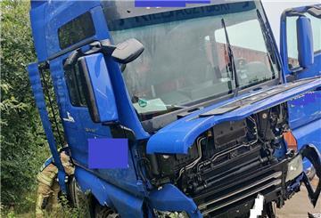 Der Lkw kam von der Fahrbahn ab.
