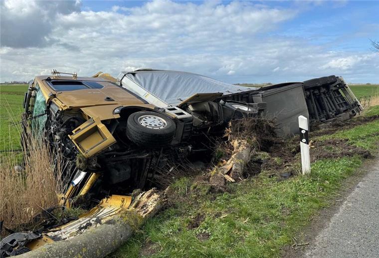 Kreisstraße 50 nach schwerem Lkw-Unfall bis in den Abend gesperrt Der Lkw wurde stark beschädigt, der Fahrer kam mit dem Schrecken davon.