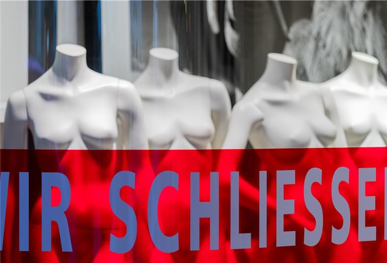 Trotz Schulden: Senat genehmigt Seestadt-Haushalt Schriftzug "Wir schließen" im Schaufenster.