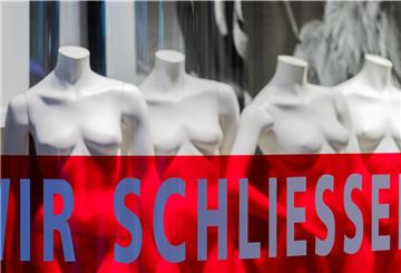 Schriftzug "Wir schließen" im Schaufenster.