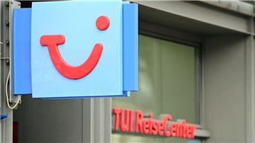 Der Logo des Reiseveranstalters TUI hängt neben der Tür zu einem TUI ReiseCenter.