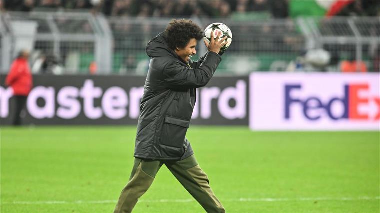 Dreierpack dank Brokkoli: Dortmund feiert Adeyemi Der Lohn für eine Gala: Karim Adeyemi nahm den Ball nach seinem Dreierpack gegen Celtic Glasgow mit nach Hause.