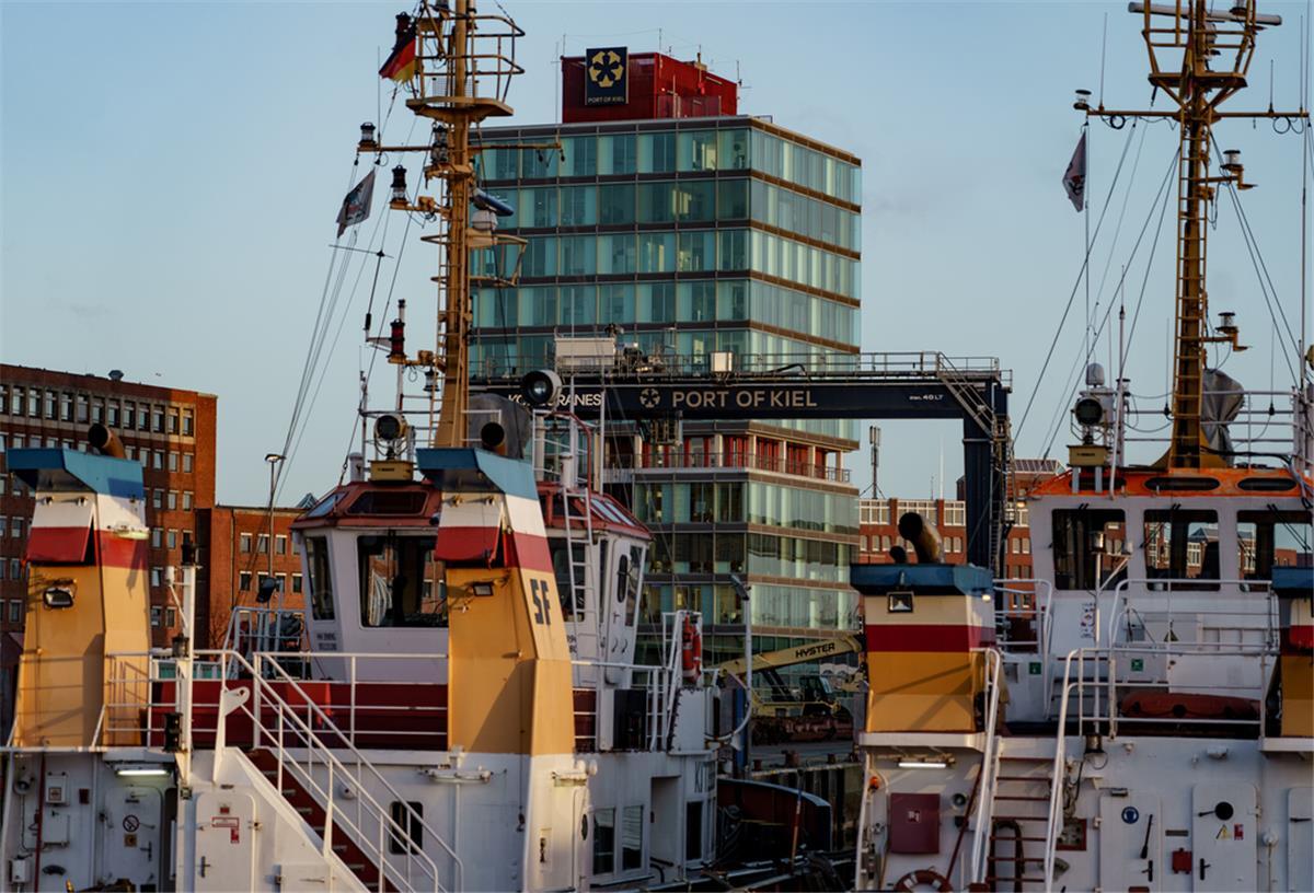 Seehafenbetriebe bieten Lohnerhöhung in zwei Schritten an Schiffe liegen im Kieler Seehafen an den Anlegern.