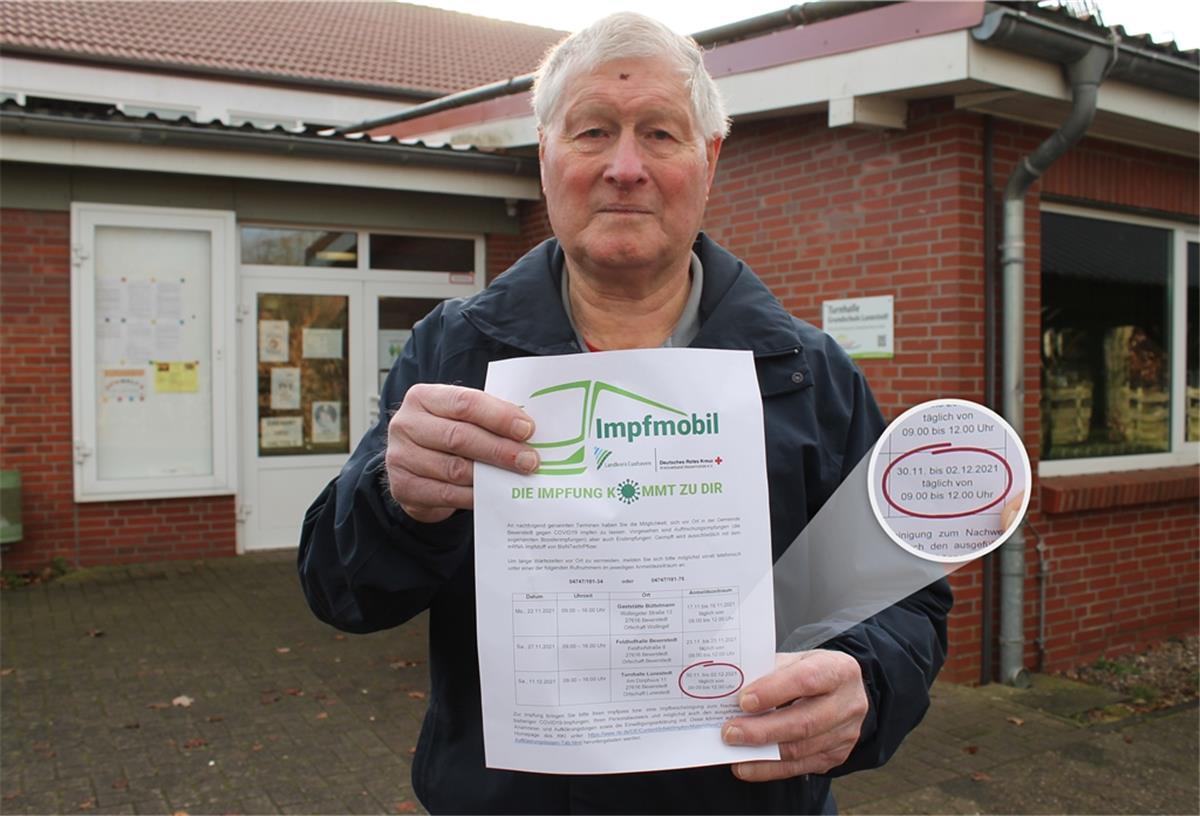 Ausgebuchter Impftermin bringt Lunestedter auf die Palme Der Lunestedter Swen Haberkorn mit dem Zettel der Gemeinde, mit dem für die Impfaktion in der Turnhalle geworben wurde. Schon vor Beginn des Anmeldezeitraums (hervorgehoben) waren alle Impftermine vergeben.
