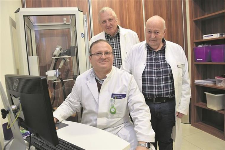 Der Lungenfacharzt Faiq Ehmed (sitzend) an seinem neuen Arbeitsplatz im Medizinischen Versorgungszentrum. Dr. Robert Ceskel (hinten, links) und Dr. Michael Bodammer freuen sich, dass sie den 45-Jährigen für ihre Einrichtung gewinnen konnten.
