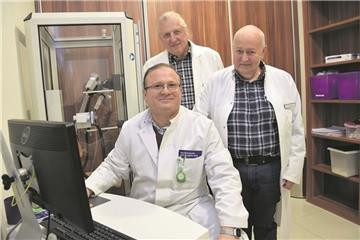 Der Lungenfacharzt Faiq Ehmed (sitzend) an seinem neuen Arbeitsplatz im Medizinischen Versorgungszentrum. Dr. Robert Ceskel (hinten, links) und Dr. Michael Bodammer freuen sich, dass sie den 45-Jährigen für ihre Einrichtung gewinnen konnten.