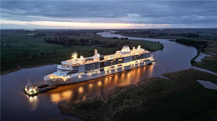 Der Luxusliner „Silver Ray“ bewegt sich auf der Ems vor Leer.