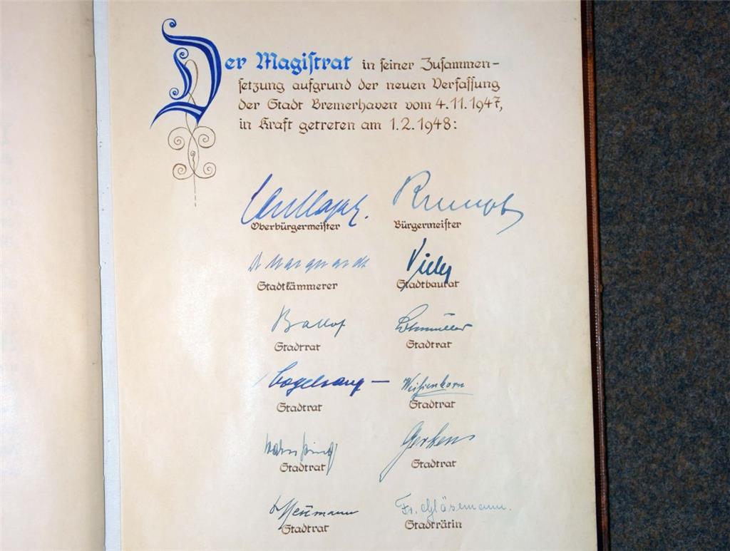 Der Magistrat verewigte sich im Goldenen Buch.