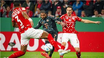 Der Mainzer Dominik Kohr (r) muss für seine Worte büßen.