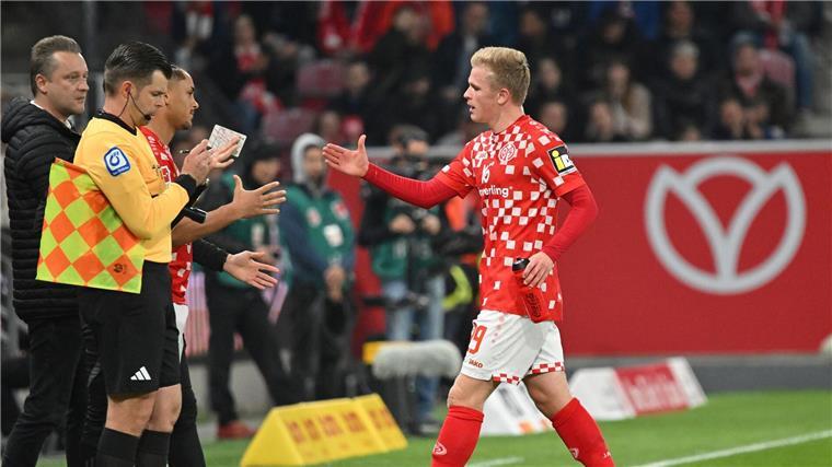 Der Mainzer Jonathan Burkardt (r) musste gegen Gladbach früh ausgewechselt werden und fällt nun länger aus.