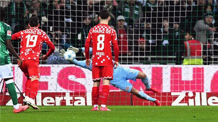 Erster Sieg im neuen Jahr: Werder schlägt starkes Mainz Der Mainzer Torwart Robin Zentner pariert einen Elfmeter von Werders Marvin Ducksch.
