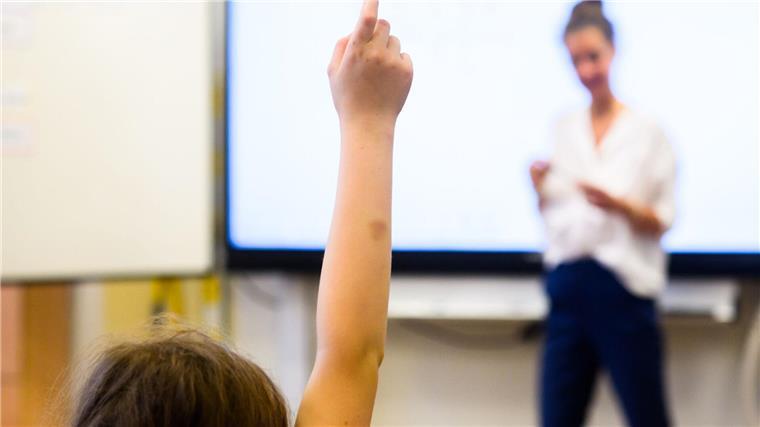 Der Mangel an Lehrerinnen und Lehrern beschäftigt Niedersachsens Landespolitik seit Jahren. (Symbolbild)