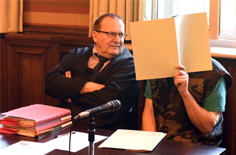 Der Mann, der kleine Mädchen sexuell missbraucht haben soll, hat am zweiten Verhandlungstag mehrere Taten gestanden. Vertreten wird er vor dem Landgericht von Rechtsanwalt Thomas Domanski