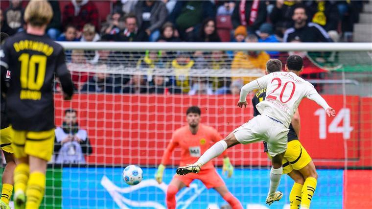 Sahins bittere Woche: Nächster BVB-Flop - „Müssen liefern“ Der Mann des Spiels: Alexis Claude-Maurice (r) bei seinem ersten Tor.
