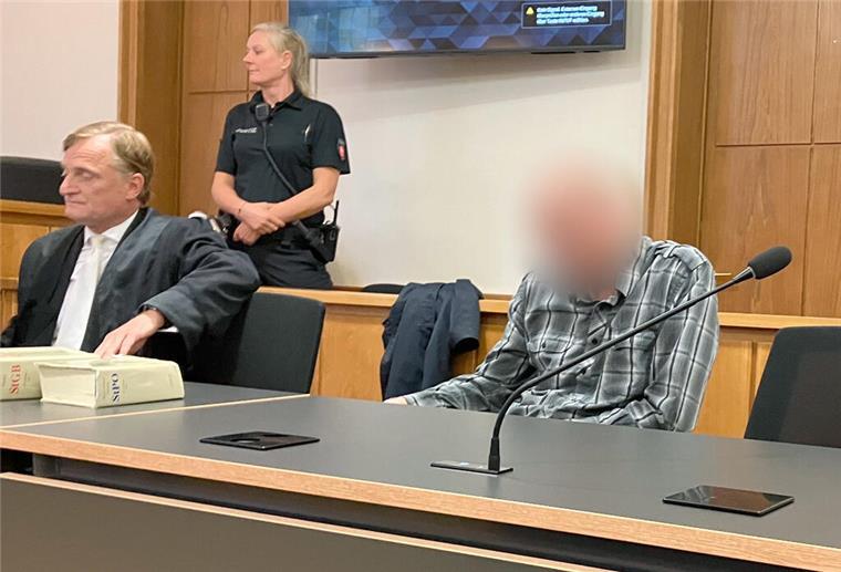 Vergewaltigt, erwürgt, misshandelt: Mann aus Wesermarsch verurteilt Ein angeklagter Mann sitzt im Gerichtssaal des Landgerichts Oldenburg.