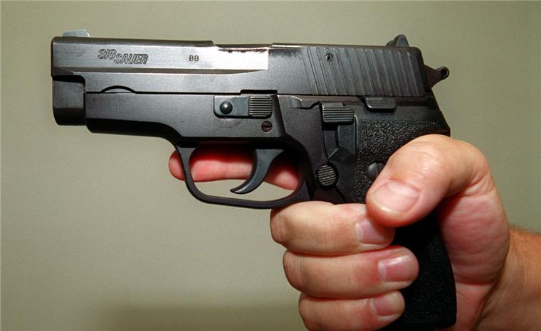 Hannover: 28-Jähriger klingelt mit Pistole bei seinen Nachbarn Der Mann jagte seinen Nachbarn mit der Waffe einen ordentlichen Schreck ein.