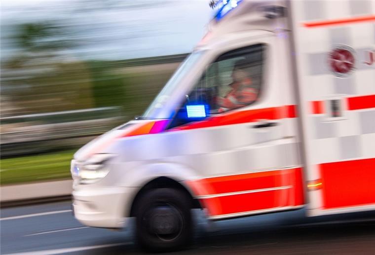 Tödlicher Arbeitsunfall - Mann wird von Zug überrollt Ein Rettungswagen auf Einsatzfahrt.