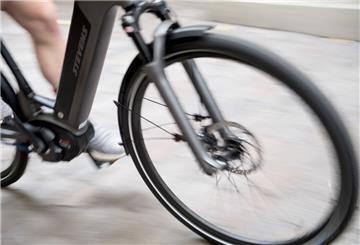 Jemand fährt auf einem E-Bike.