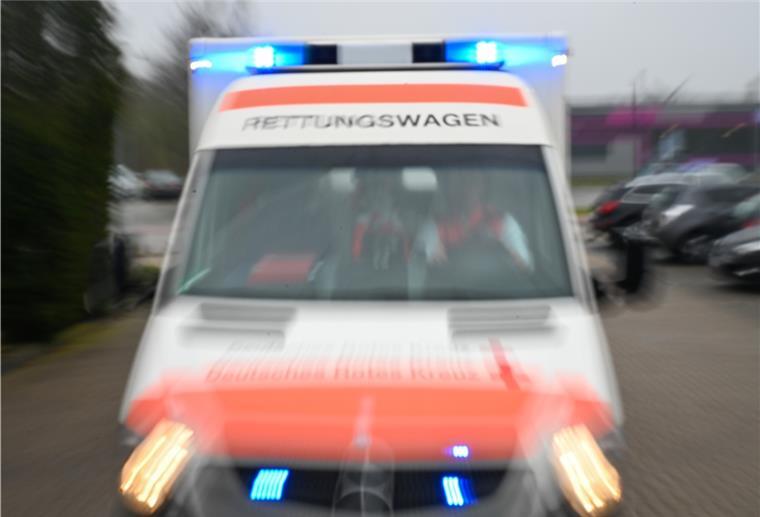 Cuxhaven: Mann (26) von Stein eingeklemmt Der Mann wurde zur Behandlung in ein Krankenhaus gebracht.