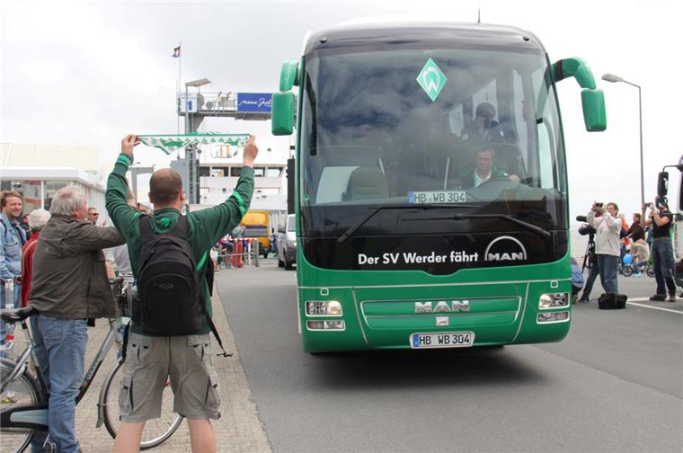 Auch das noch: Unbekannte besprühen Werder-Bus Der Mannschaftsbus der Werderaner - hier ein Archivfoto - wurde in Köln besprüht.