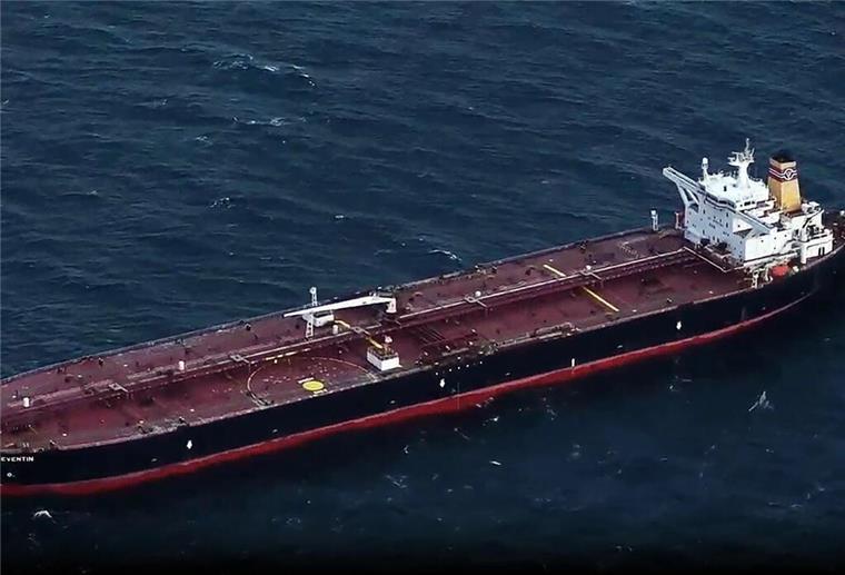 Manövrierunfähiger Öltanker treibt vor Rügen – 99.000 Tonnen Öl an Bord 10.01.2025, Mecklenburg-Vorpommern, ---: Blick auf den manövrierunfähigen Öltanker «Eventin» vor der Küste der Insel Rügen. Der unter der Flagge Panamas fahrende Öltanker ist mehrere Stunden manövrierunfähig vor Rügen in der Ostsee getrieben - deutsche Einsatzkräfte sicherten am Nachmittag das Schiff. Die mit 99.000 Tonnen Öl beladene «Eventin» wurde vom Notfallschlepper «Bremen Fighter» an den Haken genommen und soll in einen Hafen geschleppt werden. Foto: Stefan Sauer/dpa +++ dpa-Bildfunk +++
