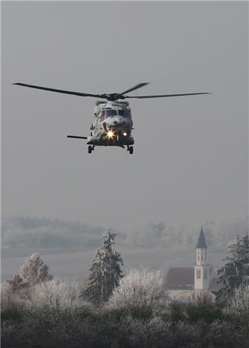 Der Marine-Hubschrauber der Bundeswehr "NH90 Sea Lion" fliegt bei seinem Erstflug über dem Gelände von Airbus Helicopters Deutschland in Donauwörth (Bayern).