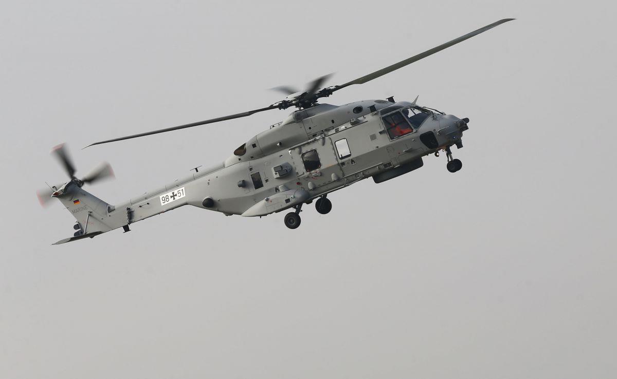 Diese neuen Marinehubschrauber starten bald in Nordholz Der Marine-Hubschrauber der Bundeswehr NH90 "Sea Lion" fliegt bei seinem Erstflug über dem Gelände von Airbus Helicopters Deutschland.