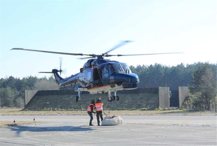 Nordholzer Marineflieger trainieren am Limit Der Marinehubschrauber schwebt ein. Sofort geht ein Soldat vor und befestigt den 1000 Kilogramm schweren Lastensack am Haken.