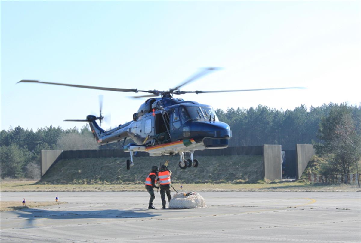 Der Marinehubschrauber schwebt ein. Sofort geht ein Soldat vor und befestigt den 1000 Kilogramm schweren Lastensack am Haken. 