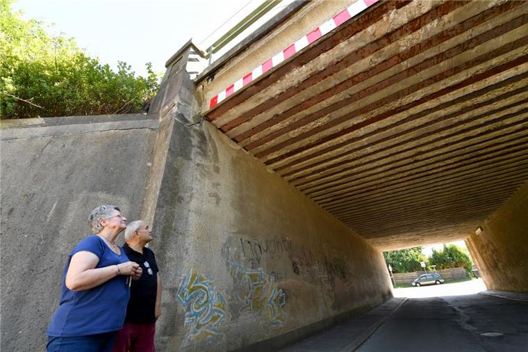 Gefahr in Bremerhaven-Lehe: Bröckelnde Brücke ärgert Anwohner Der marode Tunnel der Bahn in der Schlachthofstraße ärgert Peter und Herdith Schneider.