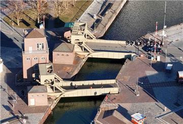 Die Luftaufnahme zeigt den Verbindungskanal zwischen Altem und Neuem Hafen in Bremerhaven und die beiden zugehörigen Brücke, die Zugang in die Havenwelten gewähren.